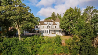 Se vende una mansión “legalmente” embrujada en Nueva York por 1,9 millones de dólares